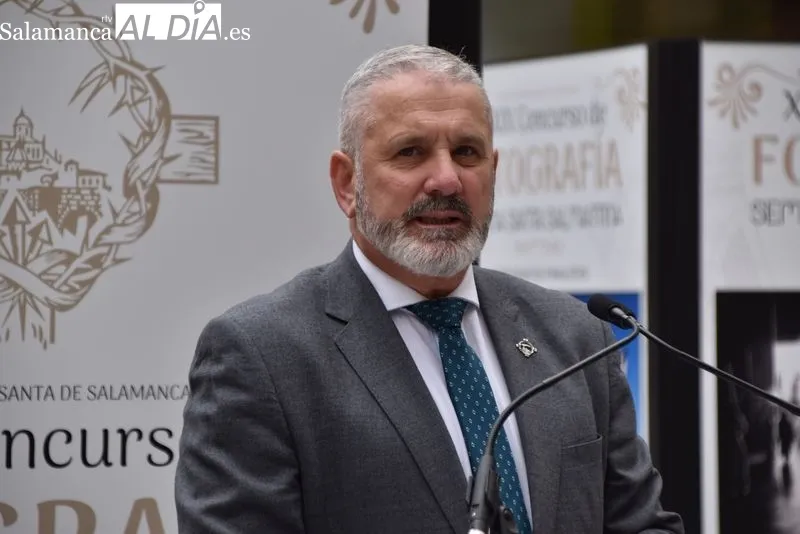Inauguración en la plaza del Liceo de la muestra del XXIX Concurso de Fotografía 'Semana Santa Salmantina'. Foto de Vanesa Martins
