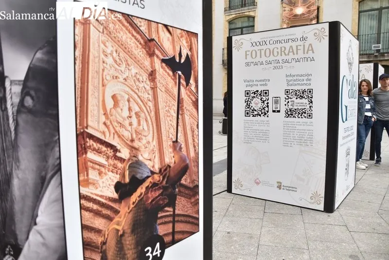 Inauguración en la plaza del Liceo de la muestra del XXIX Concurso de Fotografía 'Semana Santa Salmantina'. Foto de Vanesa Martins