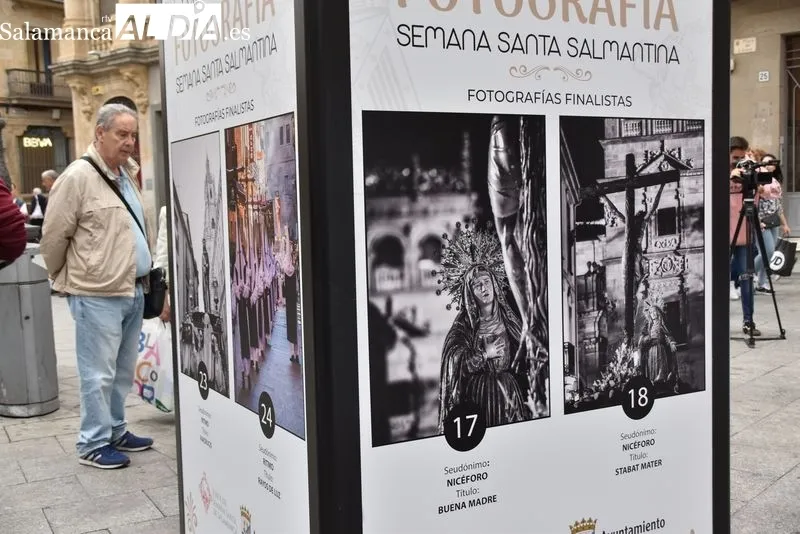 Inauguración en la plaza del Liceo de la muestra del XXIX Concurso de Fotografía 'Semana Santa Salmantina'. Foto de Vanesa Martins