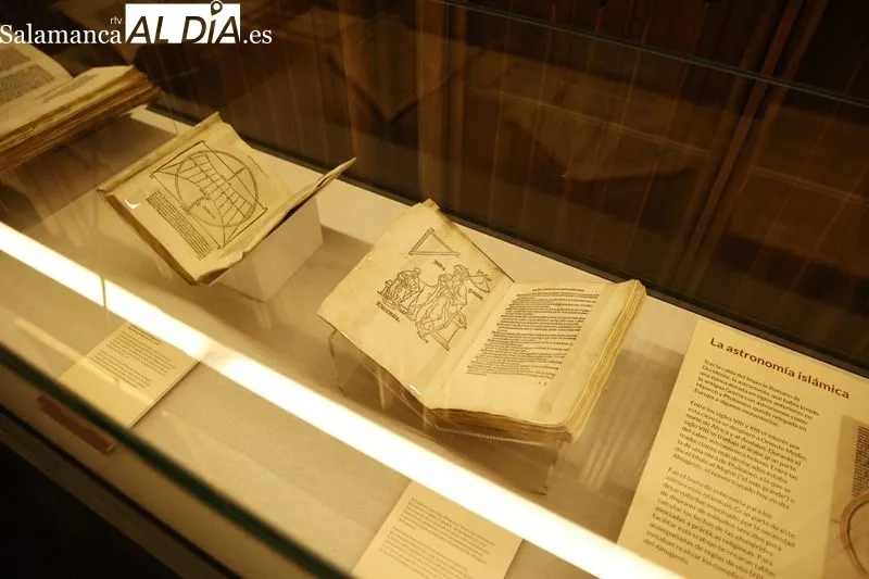 Inauguración de la muestra 'La astronomía en tiempos de Zacut', en la Sala de la Columna del Edificio Histórico de la Universidad de Salamanca (USAL). Foto de David Sañudo