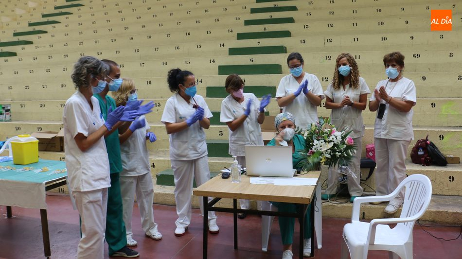 Nieves García en la felicitación de sus compañeras por su cumpleaños durante una de las jornadas de vacunación covid
