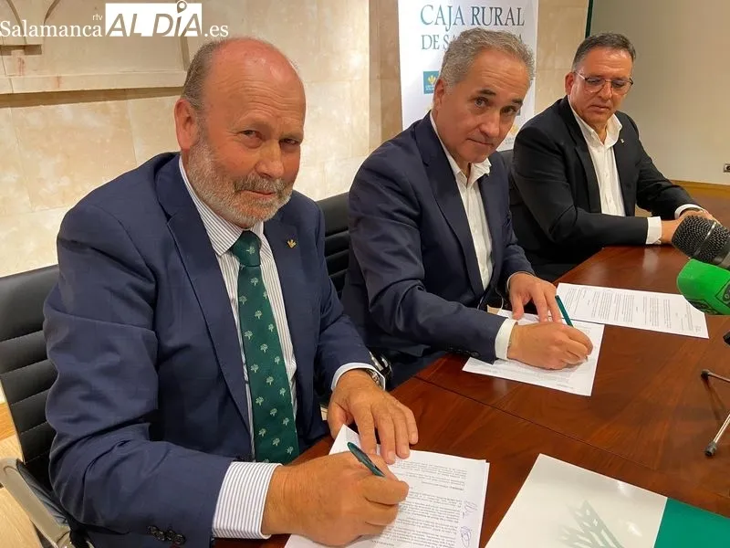 El presidente de Caja Rural en Salamanca, Ernesto Moronta; y el presidente provincial de la AECC, Ángel Losada | FOTO: Vanesa Martins 