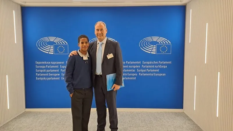 Moisés, un de los protagonistas del documental, y el salmantino Alberto López, a la derecha, en el Parlamento Europeo, tras la presentación de este trabajo audiovisual