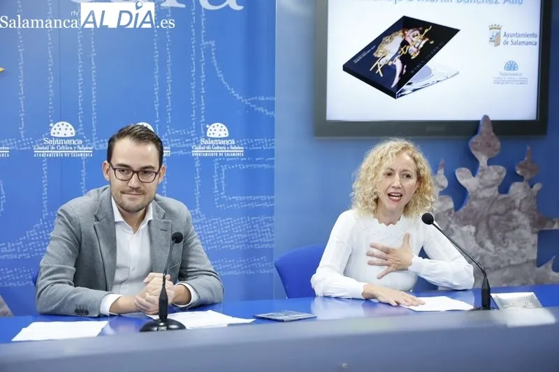 El concejal de Cultura, Ángel Fernández, y la pianista María Guerras presentan el disco ‘Fantasía’ dedicado al compositor salmantino Martín Sánchez Allú. Foto de David Sañudo