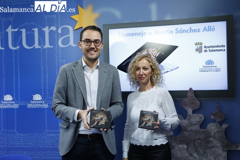 El concejal de Cultura, Ángel Fernández, y la pianista María Guerras presentan el disco ‘Fantasía’ dedicado al compositor salmantino Martín Sánchez Allú. Foto de David Sañudo