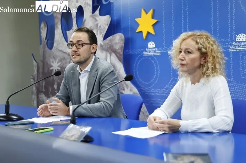 El concejal de Cultura, Ángel Fernández, y la pianista María Guerras presentan el disco ‘Fantasía’ dedicado al compositor salmantino Martín Sánchez Allú. Foto de David Sañudo