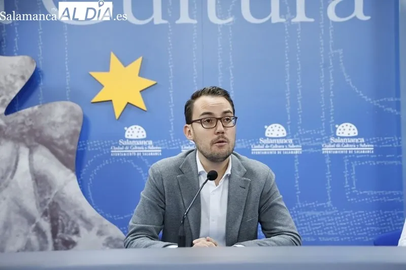 El concejal de Cultura, Ángel Fernández, y la pianista María Guerras presentan el disco ‘Fantasía’ dedicado al compositor salmantino Martín Sánchez Allú. Foto de David Sañudo