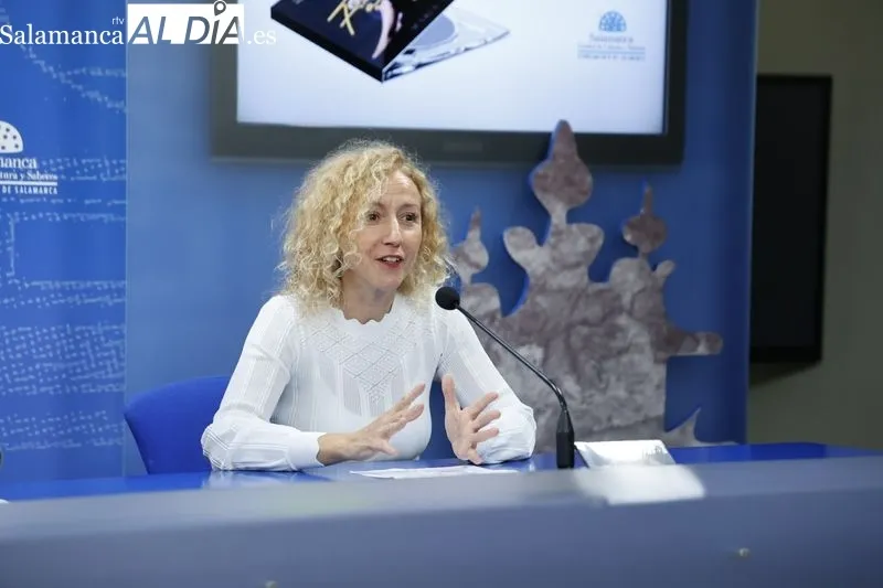 El concejal de Cultura, Ángel Fernández, y la pianista María Guerras presentan el disco ‘Fantasía’ dedicado al compositor salmantino Martín Sánchez Allú. Foto de David Sañudo