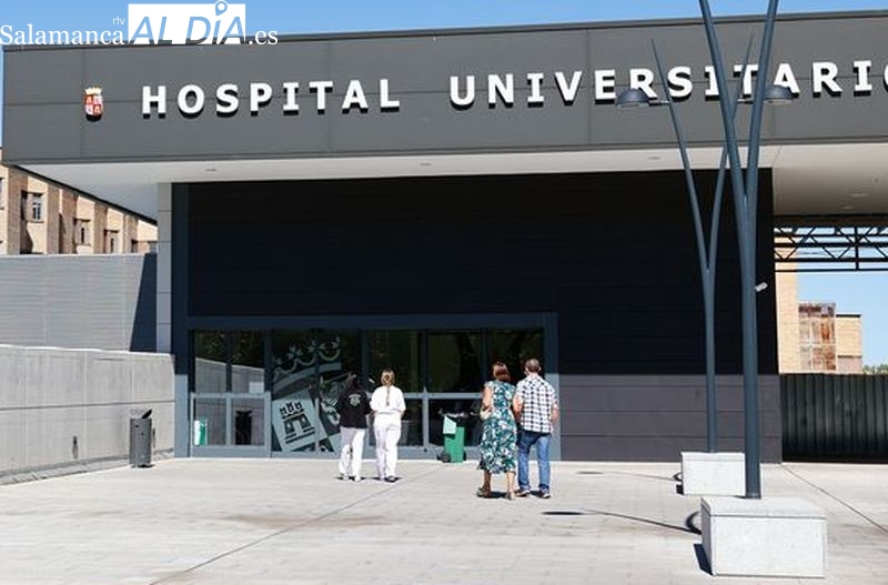 Una de las entradas al Hospital Universitario de Salamanca. Foto: David Sañudo