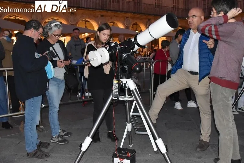 Foto de archivo de una edición anterior de la Noche Internacional de la Observación de la Luna en la Plaza Mayor