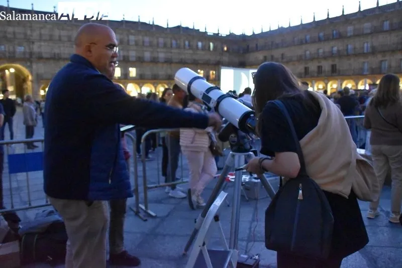 Foto de archivo de una edición anterior de la Noche Internacional de la Observación de la Luna en la Plaza Mayor