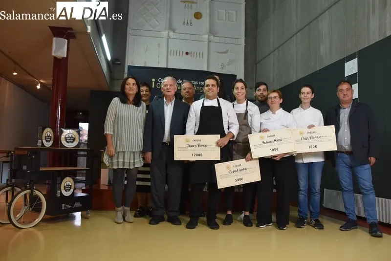 Los finalistas, junto a los miembros de la familia de Pan de Ángel / FOTOS: VANESA MARTINS