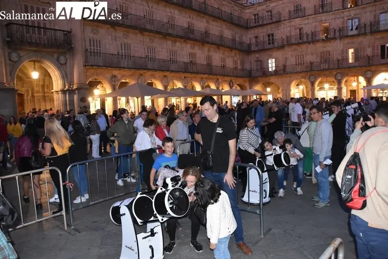 Foto de archivo de una edición anterior de la Noche Internacional de la Observación de la Luna en la Plaza Mayor