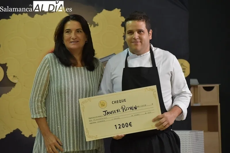 Javier Rayón, del restaurante La Galera, recibe el primer premio de manos de Presentación Martín (Pan de Ángel)  / FOTOS: VANESA MARTINS