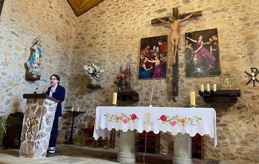 Foto 2 - La Parroquia de El Ma&iacute;llo incorpora dos obras del pintor ucraniano Bogdan Chaikovskyi