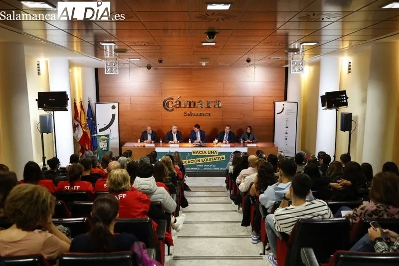 El presidente de la Junta de Castilla y León, Alfonso Fernández Mañueco, en la jornada 'Hacia una educación equitativa. Think tank', organizada por Asecal en la Cámara de Comercio de Salamanca. Foto de David Sañudo