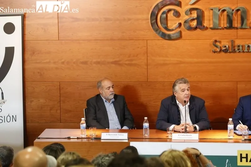 El presidente de la Junta de Castilla y León, Alfonso Fernández Mañueco, en la jornada 'Hacia una educación equitativa. Think tank', organizada por Asecal en la Cámara de Comercio de Salamanca. Foto de David Sañudo