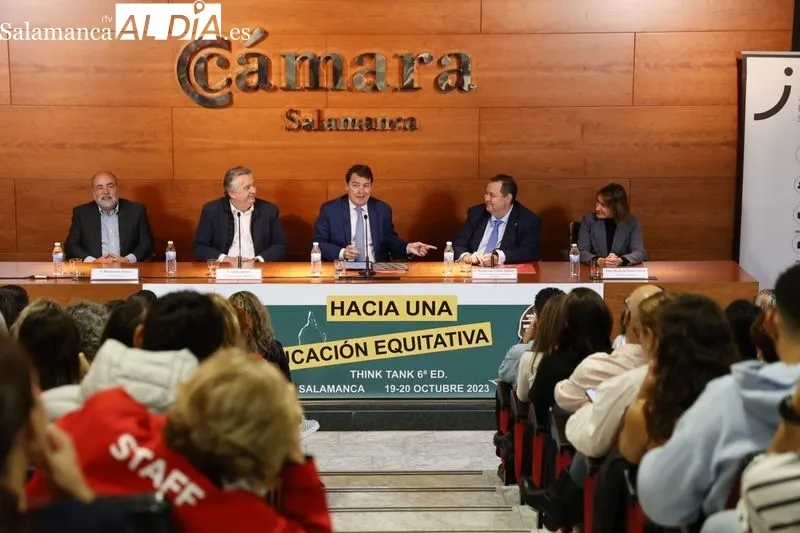 El presidente de la Junta de Castilla y León, Alfonso Fernández Mañueco, en la jornada 'Hacia una educación equitativa. Think tank', organizada por Asecal en la Cámara de Comercio de Salamanca. Foto de David Sañudo