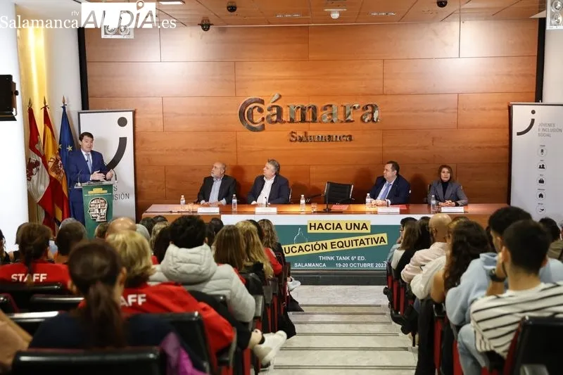 El presidente de la Junta de Castilla y León, Alfonso Fernández Mañueco, en la jornada 'Hacia una educación equitativa. Think tank', organizada por Asecal en la Cámara de Comercio de Salamanca. Foto de David Sañudo