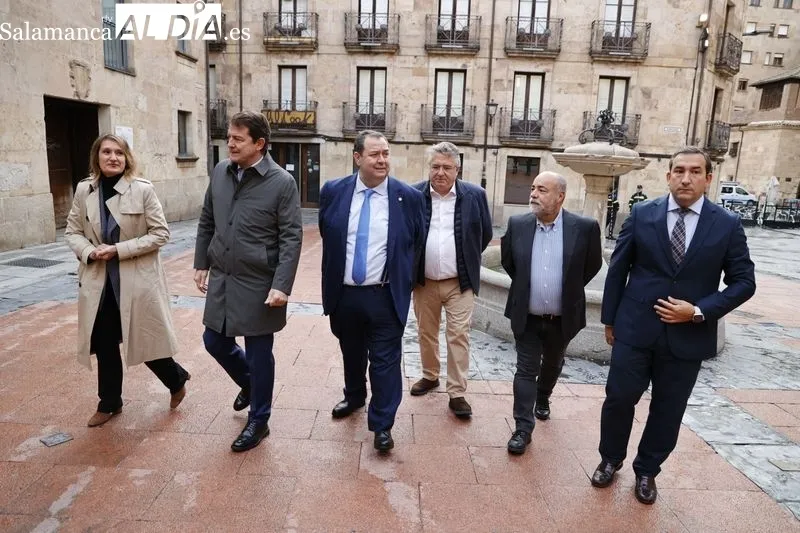 El presidente de la Junta de Castilla y León, Alfonso Fernández Mañueco, en la jornada 'Hacia una educación equitativa. Think tank', organizada por Asecal en la Cámara de Comercio de Salamanca. Foto de David Sañudo