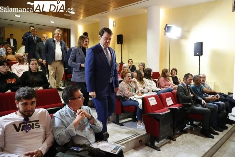 El presidente de la Junta de Castilla y León, Alfonso Fernández Mañueco, en la jornada 'Hacia una educación equitativa. Think tank', organizada por Asecal en la Cámara de Comercio de Salamanca. Foto de David Sañudo