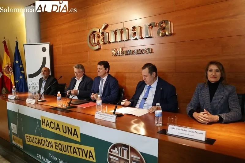 El presidente de la Junta de Castilla y León, Alfonso Fernández Mañueco, en la jornada 'Hacia una educación equitativa. Think tank', organizada por Asecal en la Cámara de Comercio de Salamanca. Foto de David Sañudo