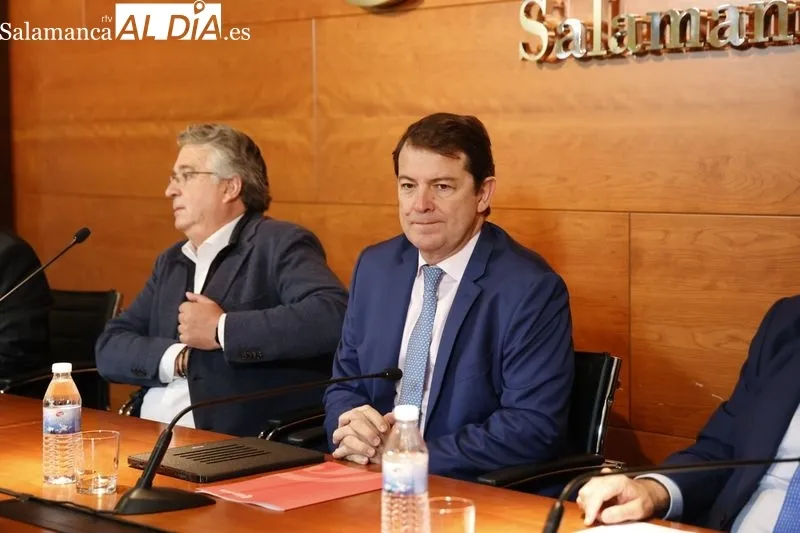El presidente de la Junta de Castilla y León, Alfonso Fernández Mañueco, en la jornada 'Hacia una educación equitativa. Think tank', organizada por Asecal en la Cámara de Comercio de Salamanca. Foto de David Sañudo