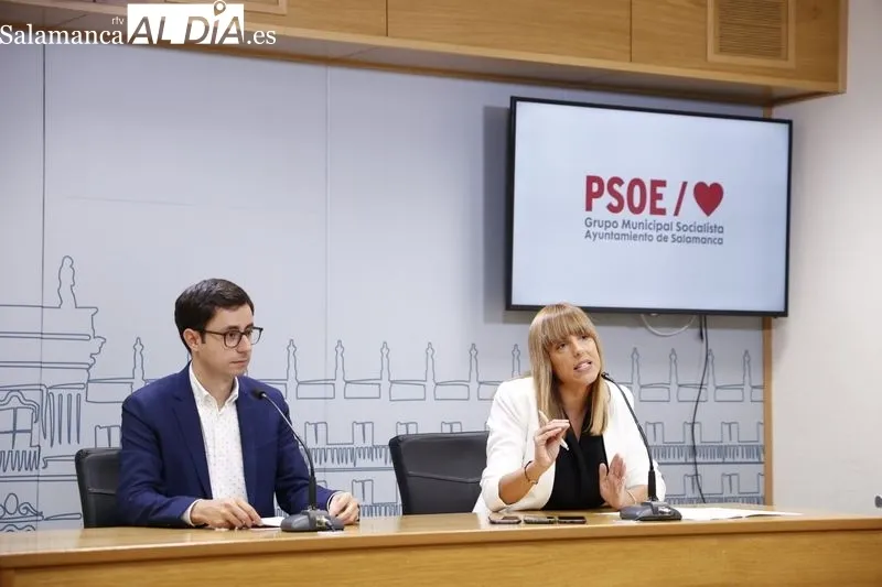 Rueda de prensa del portavoz del PSOE en el Ayuntamiento de Salamanca, José Luis Mateos, junto a la viceportavoz, María Sánchez. Foto de David Sañudo