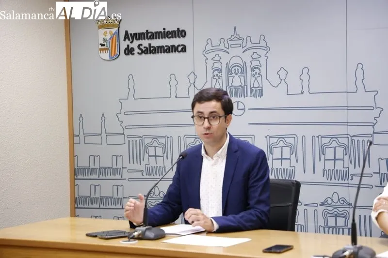 Rueda de prensa del portavoz del PSOE en el Ayuntamiento de Salamanca, José Luis Mateos, junto a la viceportavoz, María Sánchez. Foto de David Sañudo