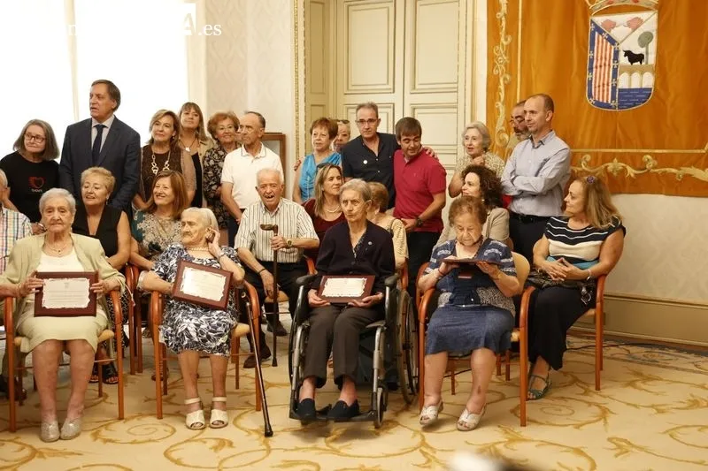 Homenaje a personas centenarias de la ciudad de Salamanca, que se ha desarrollado en el Ayuntamiento. Foto de David Sañudo