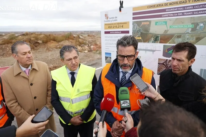 Visita de las autoridades al nuevo carril bici y peatonal entre Villamayor y Salamanca. Foto de David Sañudo