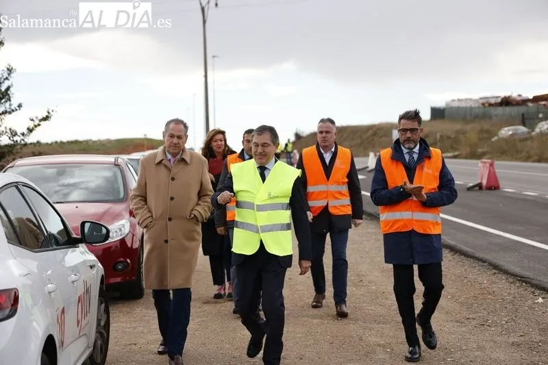 Visita de las autoridades al nuevo carril bici y peatonal entre Villamayor y Salamanca. Foto de David Sañudo