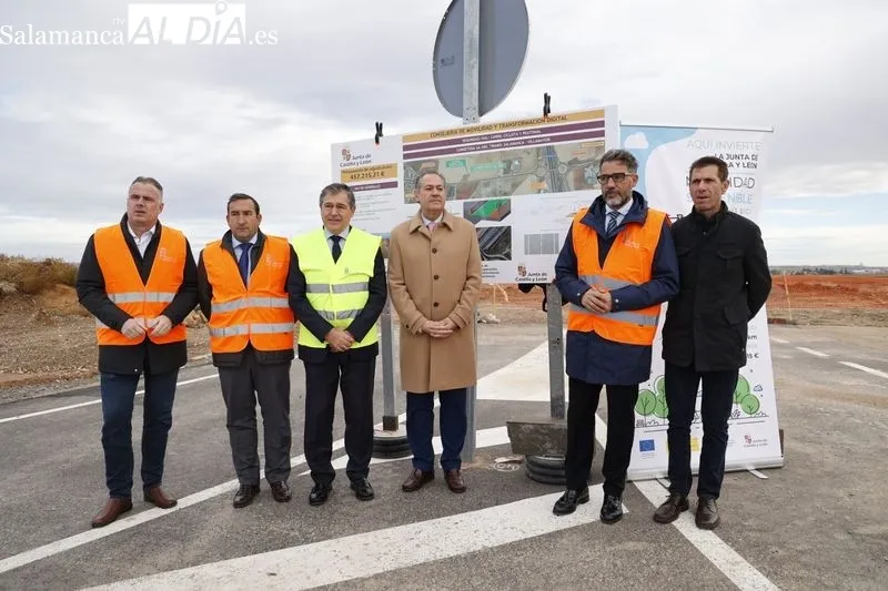 Visita de las autoridades al nuevo carril bici y peatonal entre Villamayor y Salamanca. Foto de David Sañudo