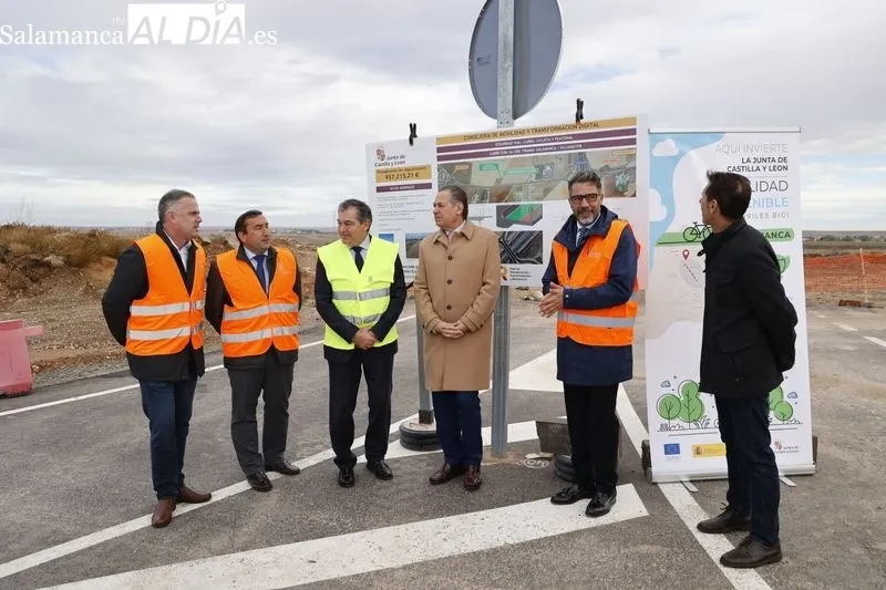 Visita de las autoridades al nuevo carril bici y peatonal entre Villamayor y Salamanca. Foto de David Sañudo
