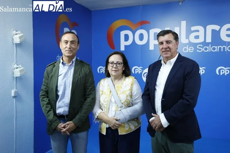 Los parlamentarios del PP por Salamanca, José Antonio Bermúdez de Castro, María Jesús Moro y Pedro Samuel Martín, en la rueda de prensa de este miércoles. Foto de David Sañudo
