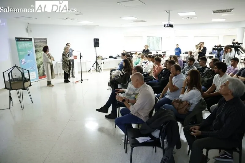 Presentación de “SeedHouse”, un semillero inteligente diseñado para su uso en actividades educativas y de investigación relacionadas con la agricultura, la botánica y la conservación ambiental. Foto de David Sañudo