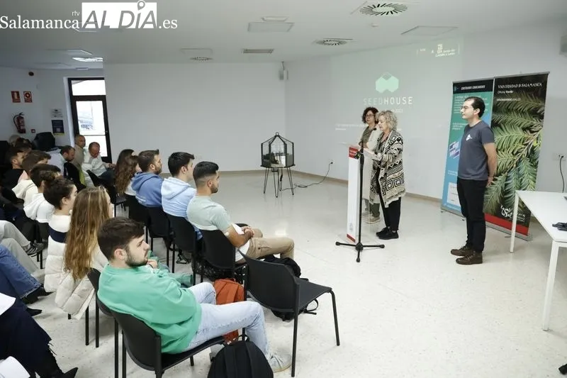 Presentación de “SeedHouse”, un semillero inteligente diseñado para su uso en actividades educativas y de investigación relacionadas con la agricultura, la botánica y la conservación ambiental. Foto de David Sañudo