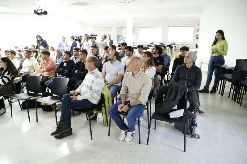 Presentación de “SeedHouse”, un semillero inteligente diseñado para su uso en actividades educativas y de investigación relacionadas con la agricultura, la botánica y la conservación ambiental. Foto de David Sañudo