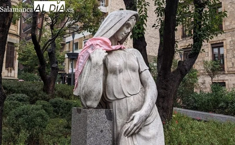 Una de las estatuas de mujer de la Plaza de Gabriel y Galán. Foto de David Sañudo