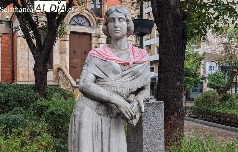 Una de las estatuas de mujer de la Plaza de Gabriel y Galán. Foto de David Sañudo