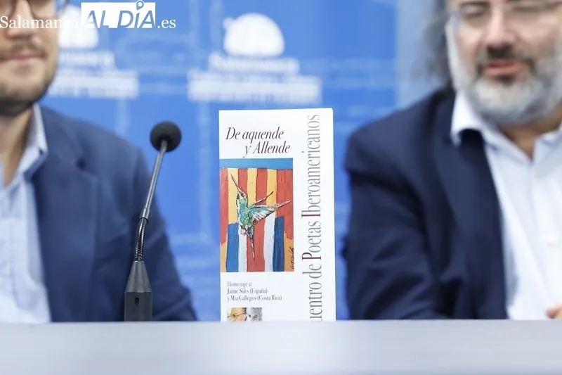 Ángel Fernández Silva, concejal de Cultura, y Alfredo Pérez Alencart, coordinadro del XXVI Encuentro de Poetas Iberoamericanos, en la presentación de este evento literario. Foto de David Sañudo