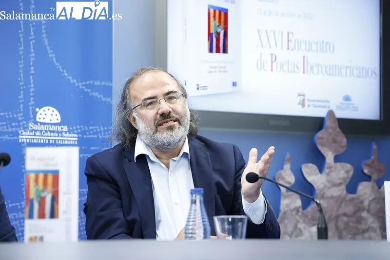 Ángel Fernández Silva, concejal de Cultura, y Alfredo Pérez Alencart, coordinadro del XXVI Encuentro de Poetas Iberoamericanos, en la presentación de este evento literario. Foto de David Sañudo