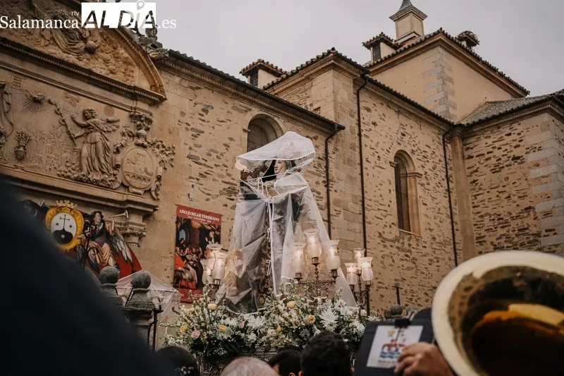 Foto 4 - Y Santa Teresa se puso el chubasquero