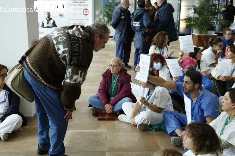 Sentada de profesionales del Hospital de Salamanca en el vestíbulo del centro. Foto de David Sañudo