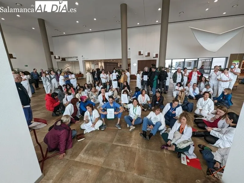 Sentada de profesionales del Hospital de Salamanca en el vestíbulo del centro. Foto de David Sañudo
