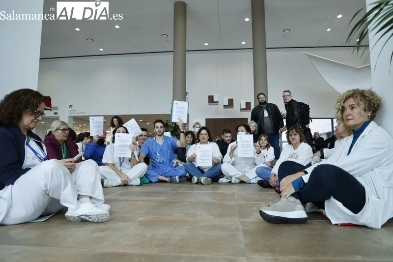 Sentada de profesionales del Hospital de Salamanca en el vestíbulo del centro. Foto de David Sañudo