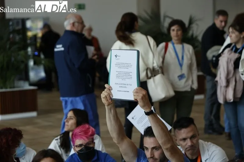 Sentada de profesionales del Hospital de Salamanca en el vestíbulo del centro. Foto de David Sañudo