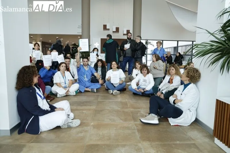 Sentada de profesionales del Hospital de Salamanca en el vestíbulo del centro. Foto de David Sañudo