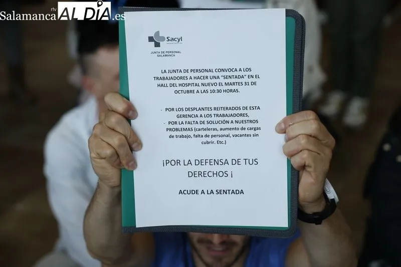 Sentada de profesionales del Hospital de Salamanca en el vestíbulo del centro. Foto de David Sañudo