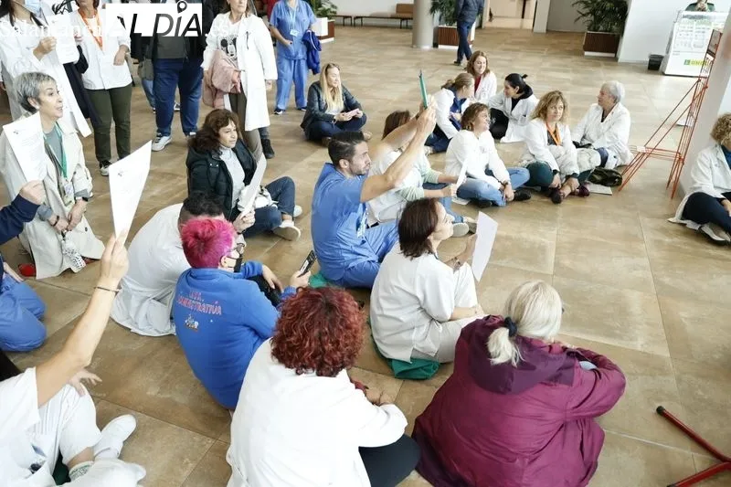 Sentada de profesionales del Hospital de Salamanca en el vestíbulo del centro. Foto de David Sañudo